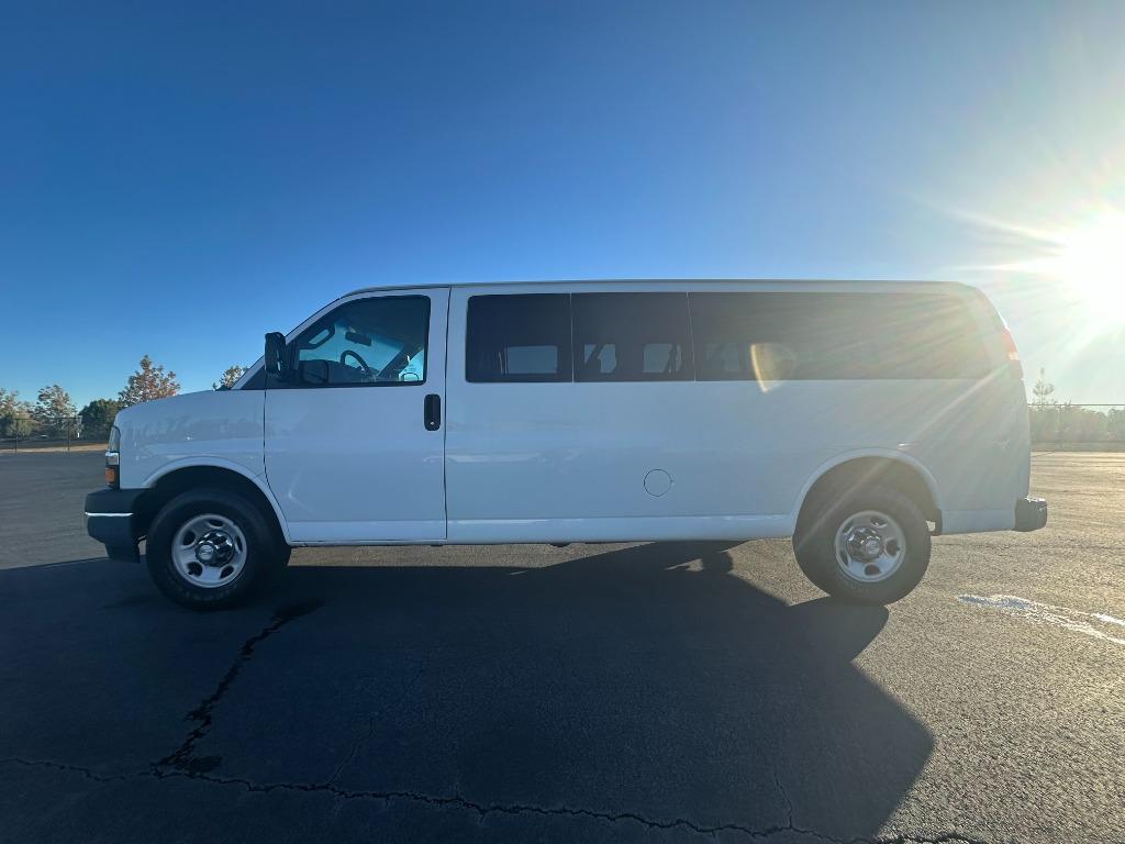 2018 Chevrolet Express Passenger's photo