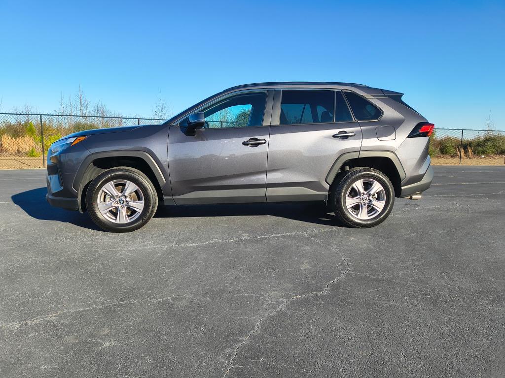 2025 Toyota RAV4 XLE's photo