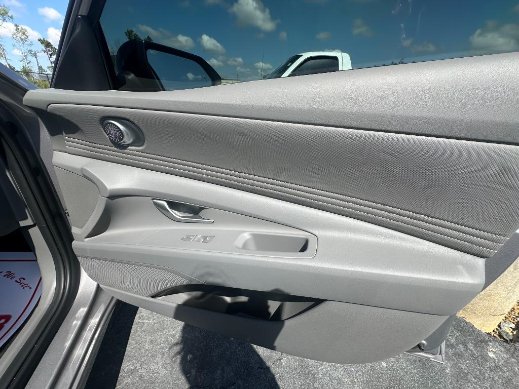 2025 Hyundai Elantra SEL - Photo 17