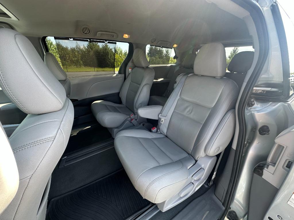 Toyota Sienna photo 15