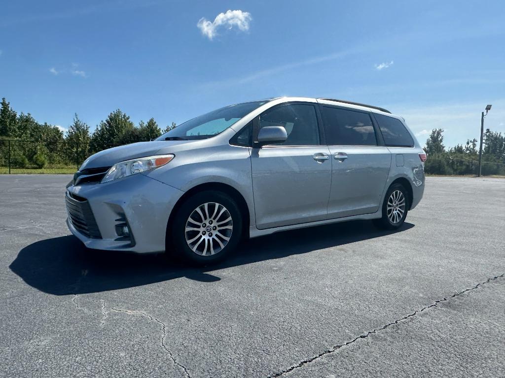 Toyota Sienna photo 2
