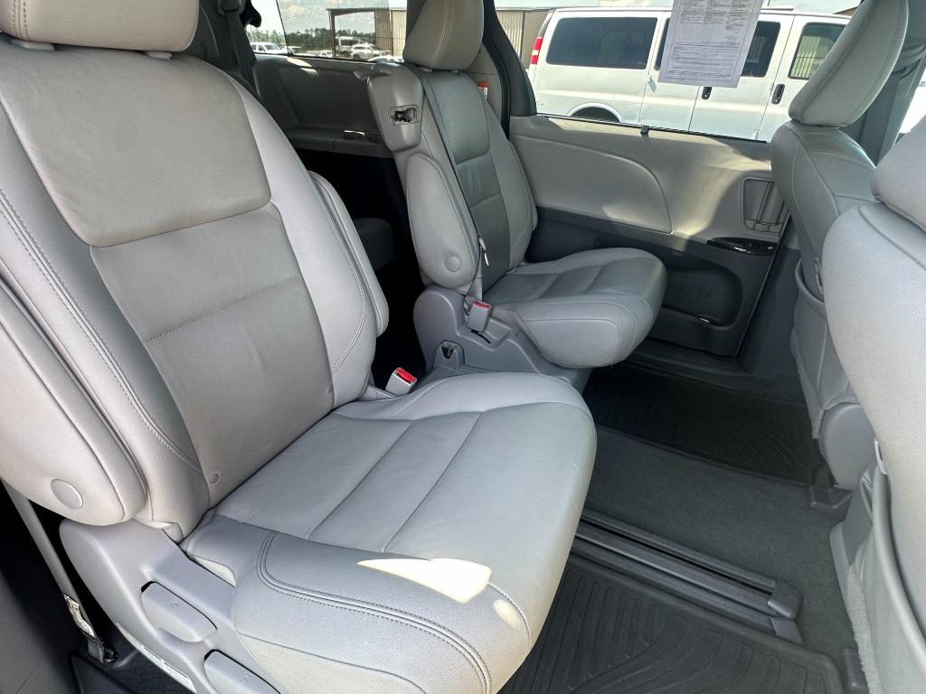 Toyota Sienna photo 17