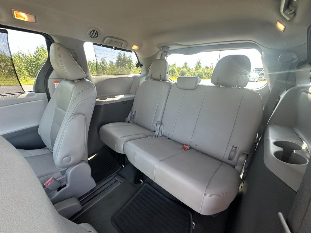 Toyota Sienna photo 16