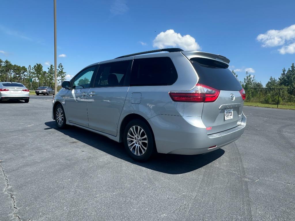 Toyota Sienna photo 8