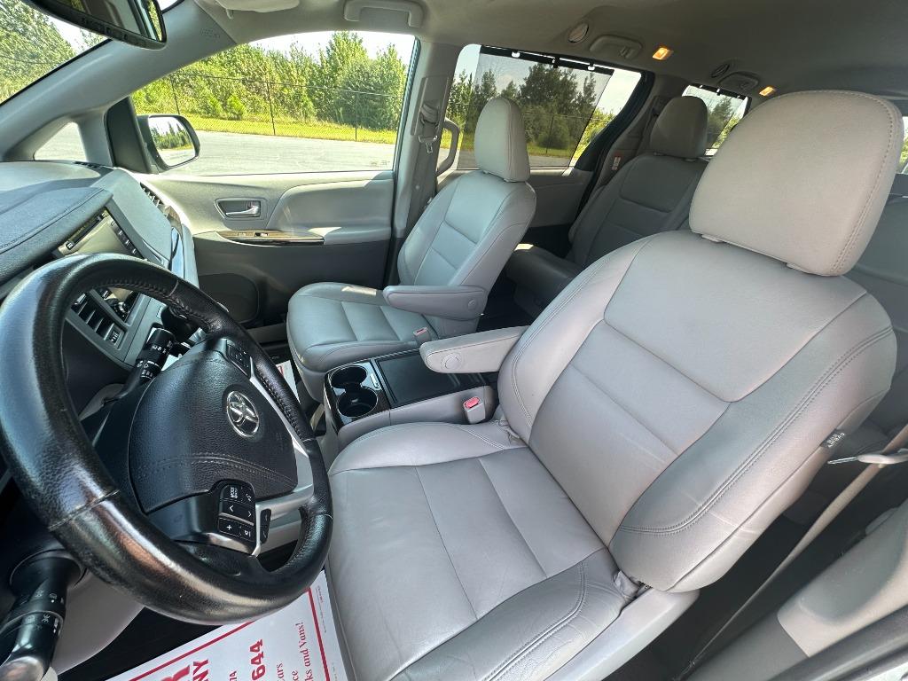 Toyota Sienna photo 10