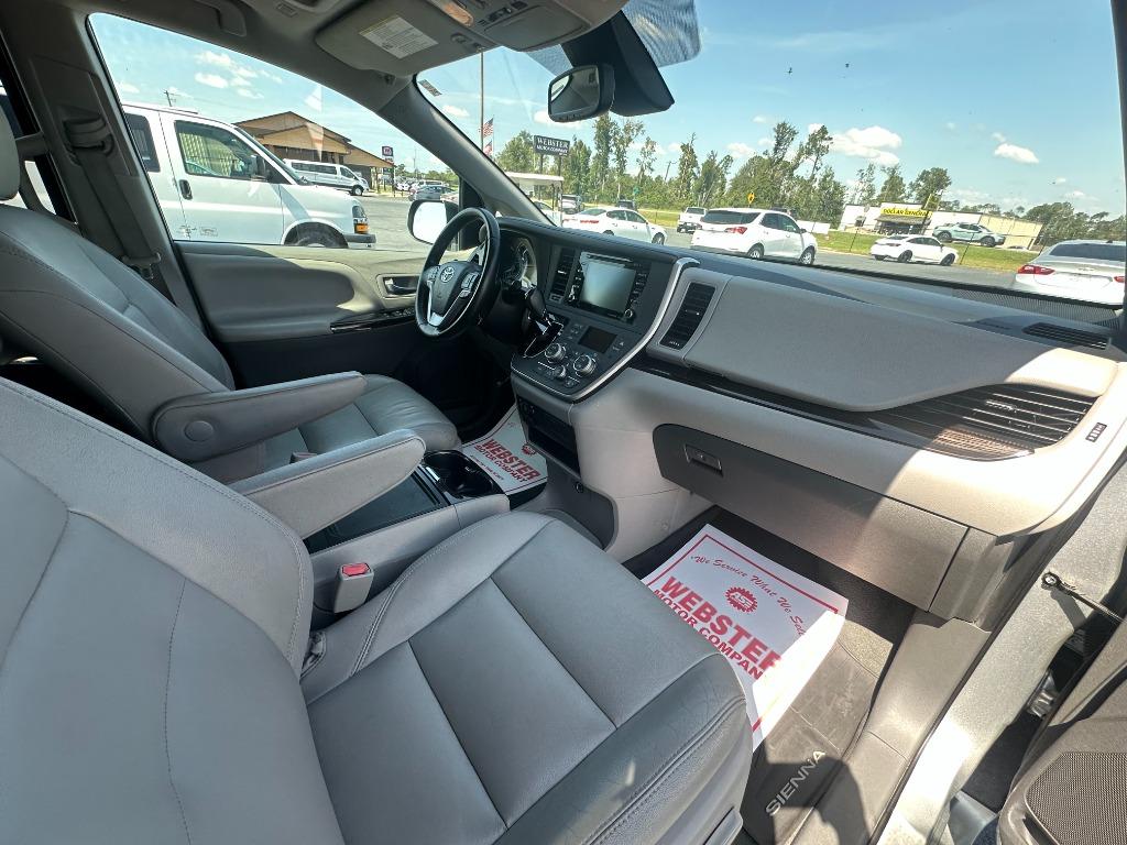 Toyota Sienna photo 18