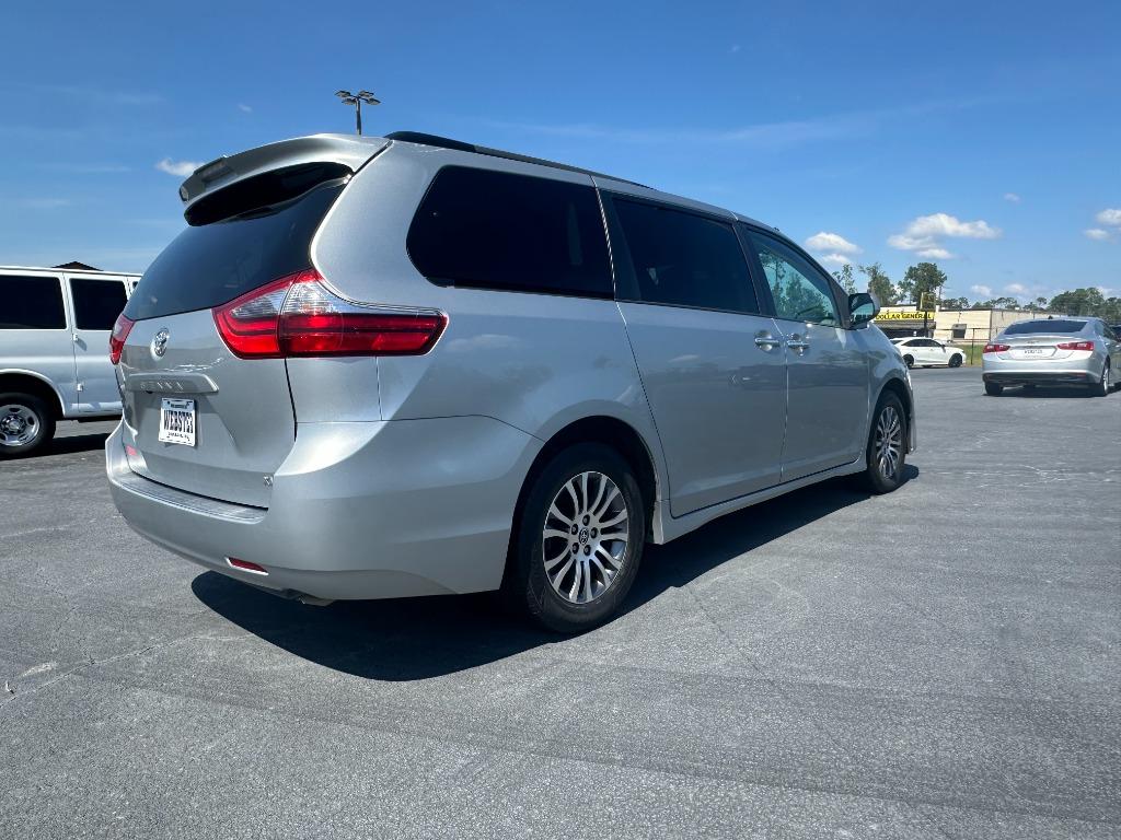 Toyota Sienna photo 6