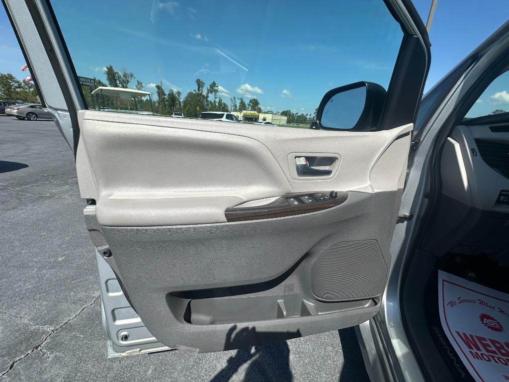 Toyota Sienna photo 11