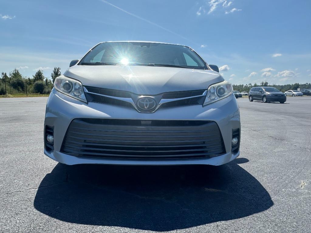 Toyota Sienna photo 3